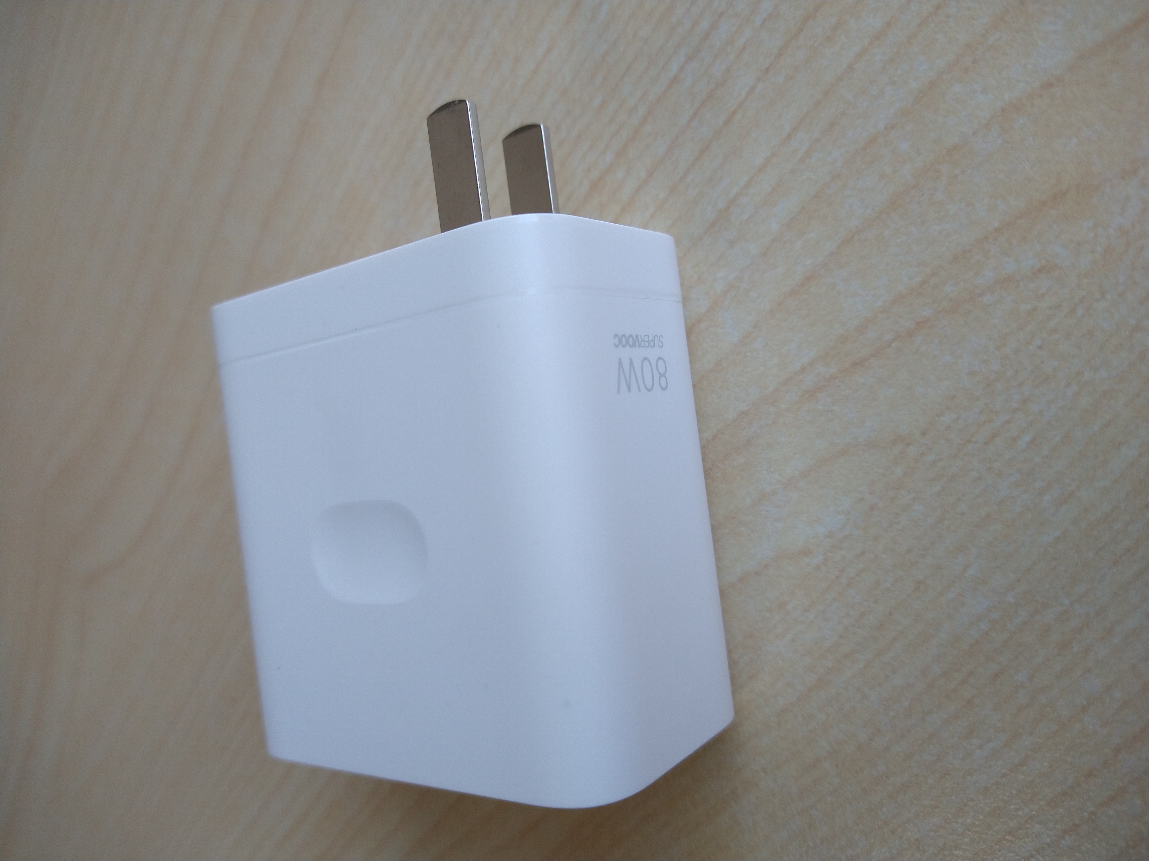 付属の80W充電器