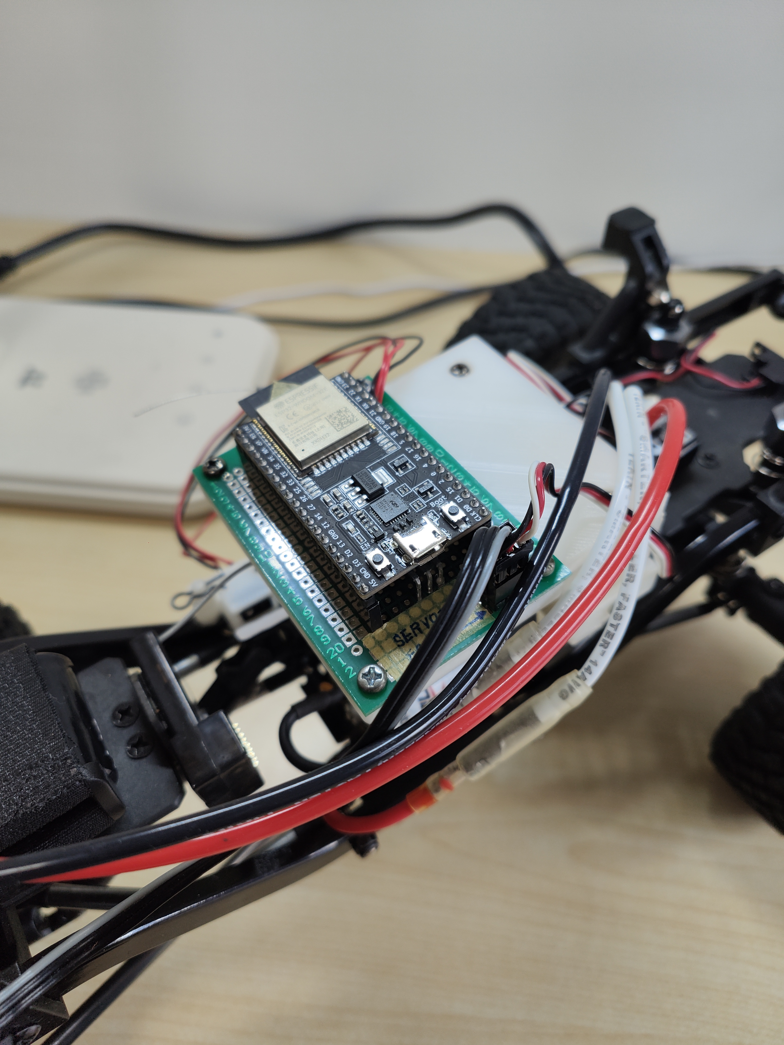 車体に組み込んだ様子（ESP32マイコン装着、ESC・サーボモータ結線）